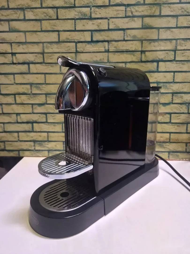 Капсульна кавомашина Nespresso Inissia / Lattissima