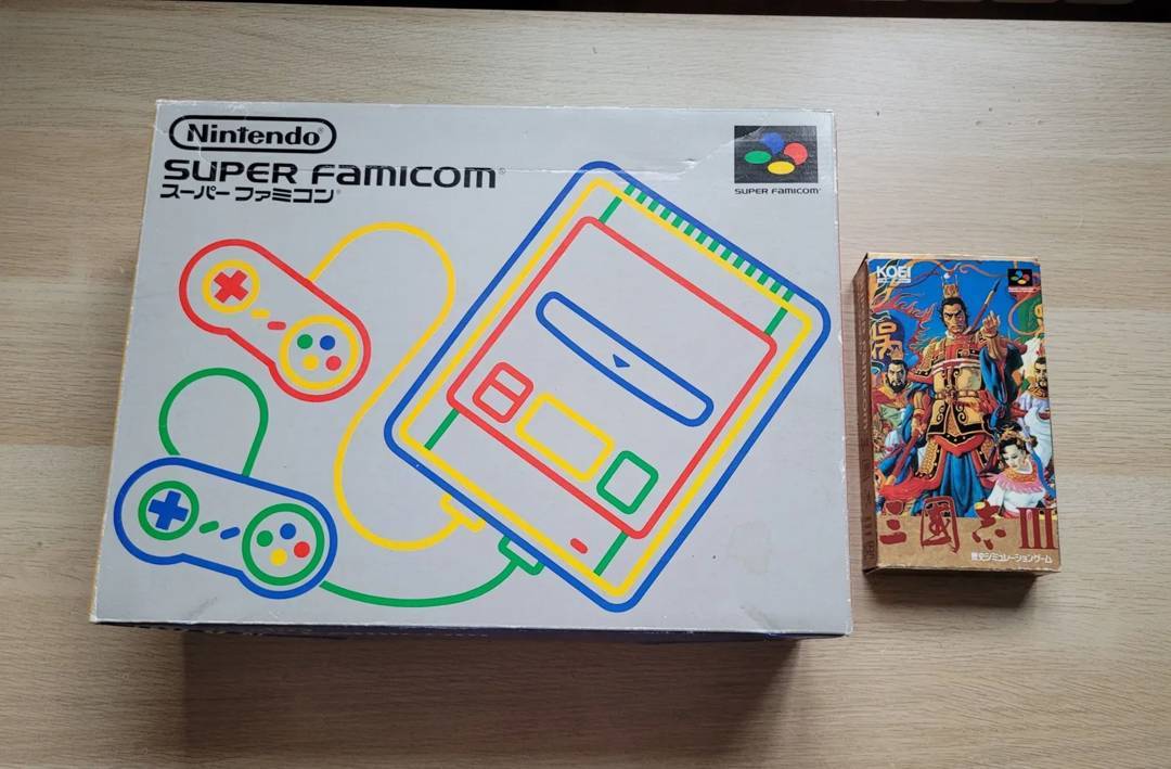 Nintendo Super Famicom (Japan) у коробці з 2 джойстиками та грою