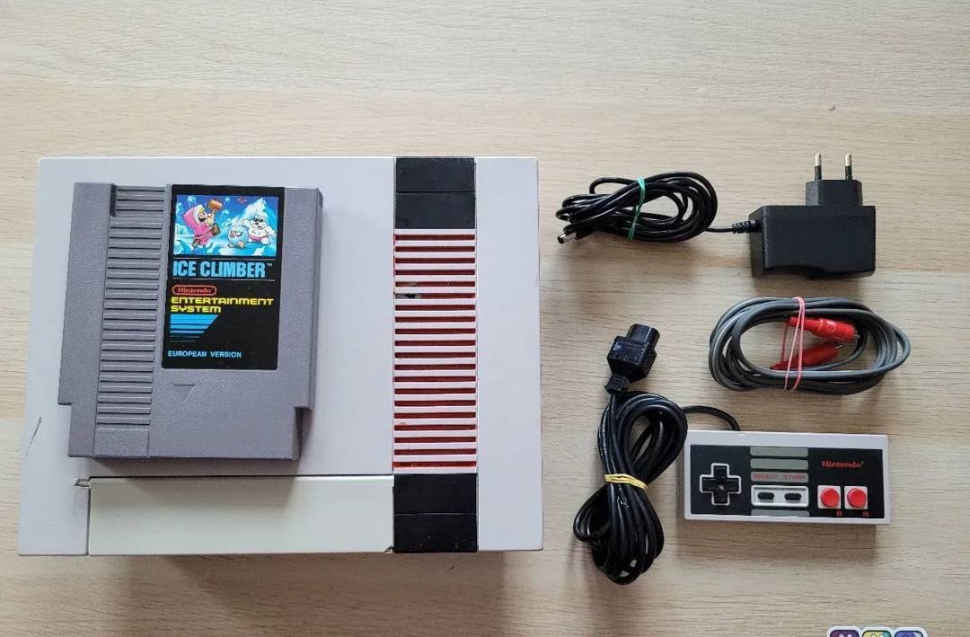Nintendo NES (Nintendo Entertainment System) з джойстиком та грою