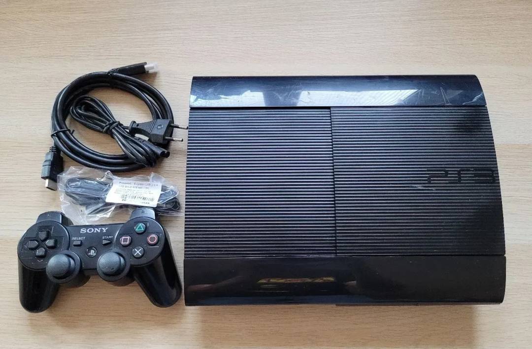 Sony PlayStation 3 Super Slim čipirana (CFW/HEN) — 320/500 GB, igre po želji
