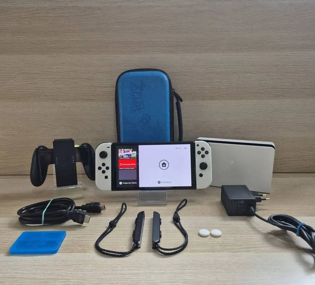 Nintendo Switch OLED 64 GB original (nije čipovan) + futrola