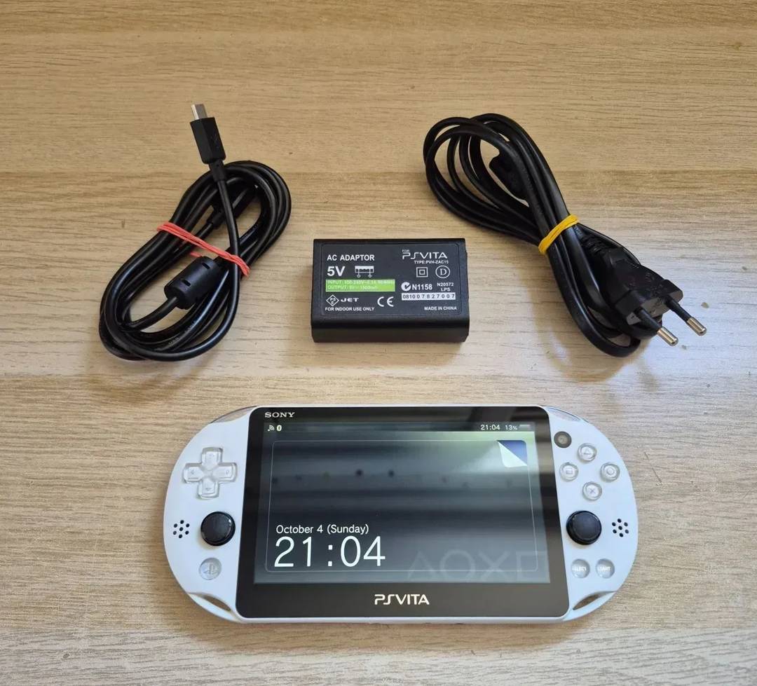 Sony PS Vita Slim s čipom (HENkaku) — 64/128 GB, igre po želji