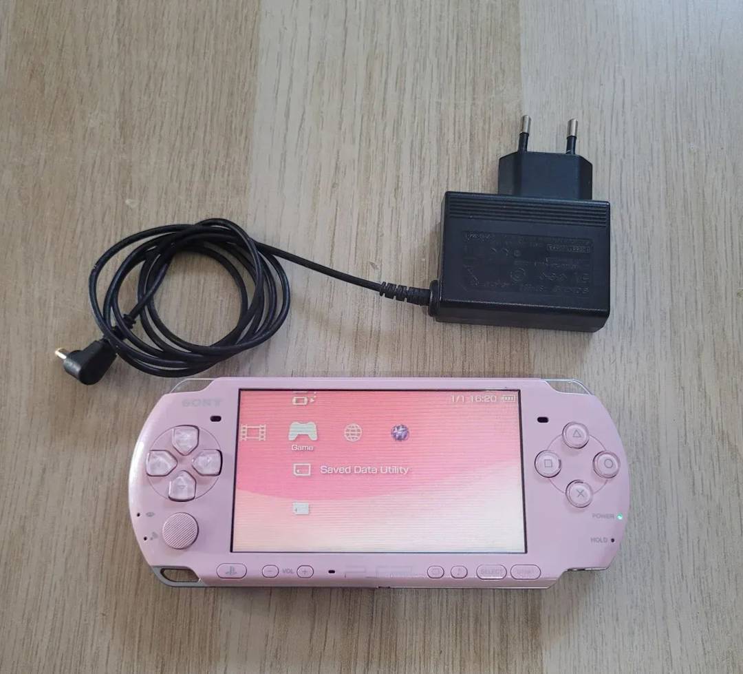 Sony PSP Slim 2004/3004 s čipom — 32/64 GB, več kot 100 iger