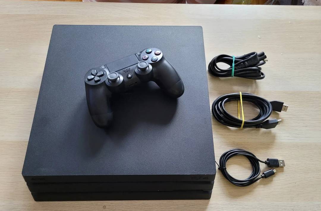 Sony PlayStation 4 Pro s čipom (GoldenHEN) 1 TB, igre po želji